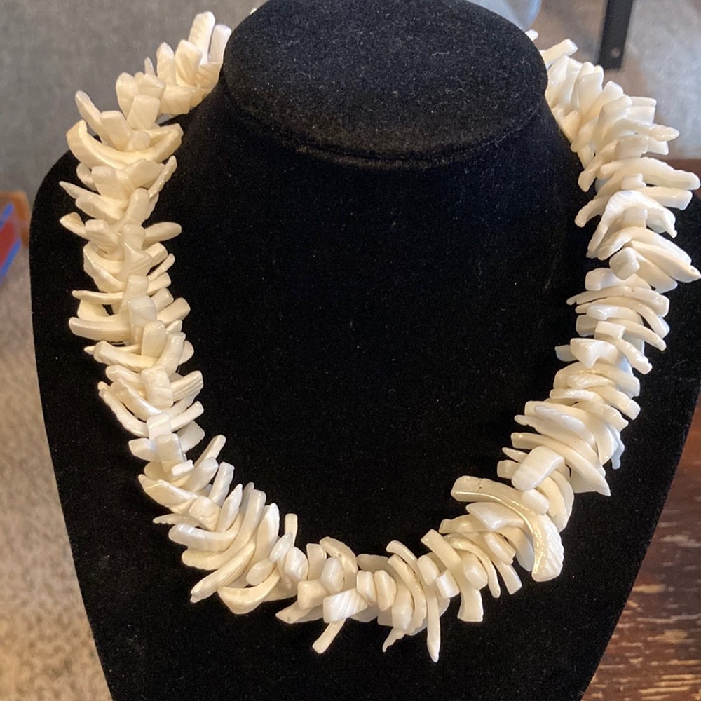 Beach alert beautiful shell style choker
